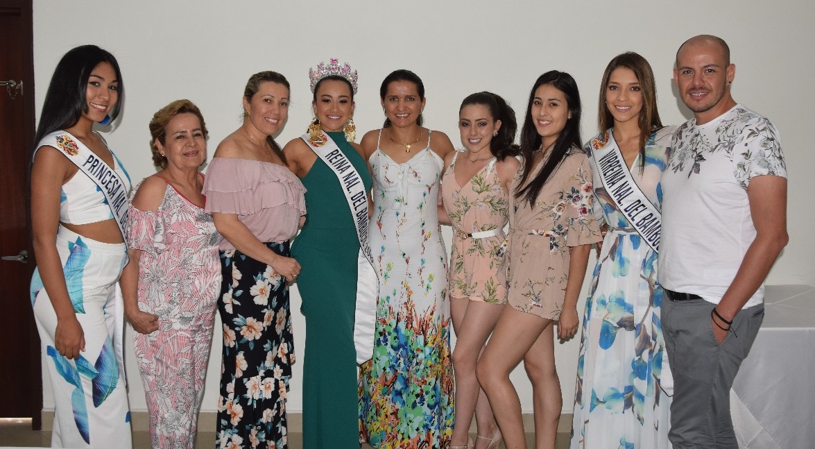 Grupo de asistentes al almuerzo privado.